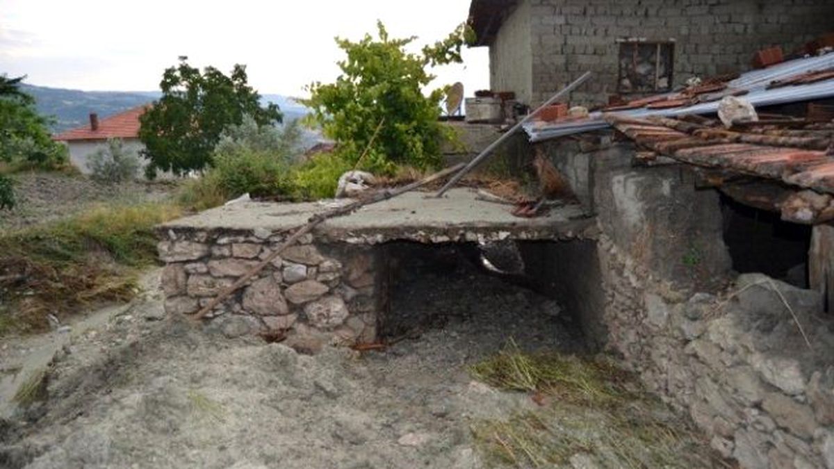 Manisa Selendi\'de Bir Evi Su Bastı, 2 Büyükbaş Hayvan Telef Oldu