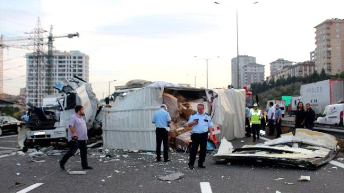 Tem Otoyolu\'nda 4 Araç Birbirine Girdi, Yol Tarfiğe Kapandı