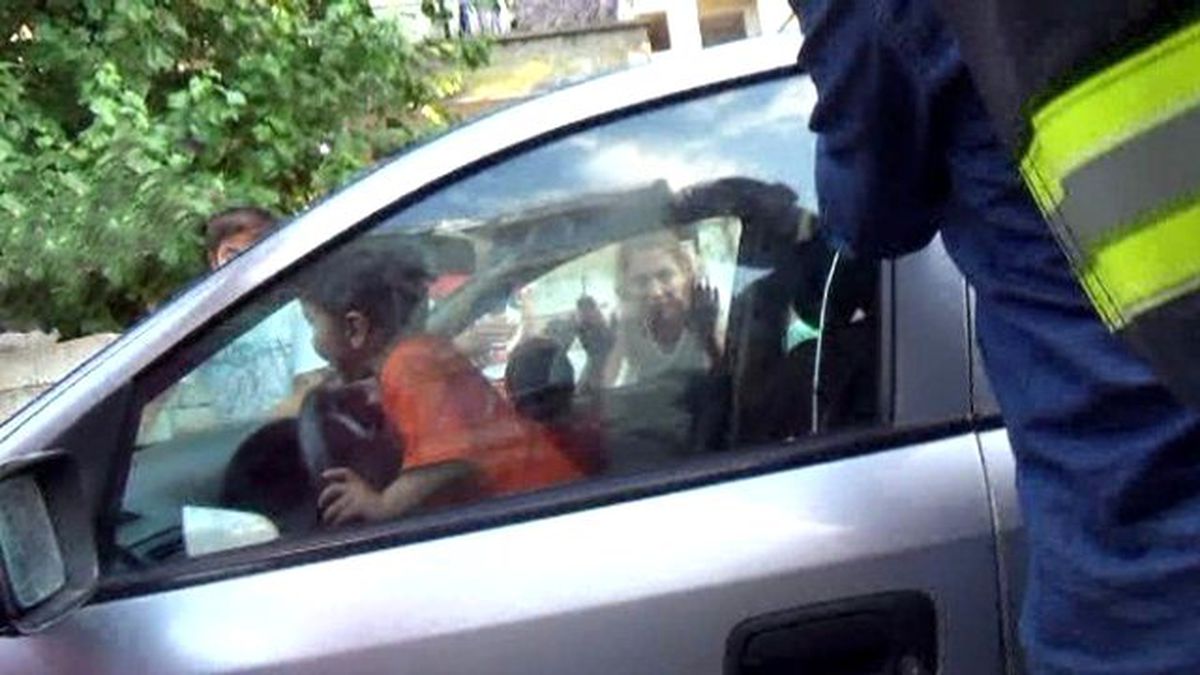 Arabada Mahsur Kalan İki Çocuk Kurtarıldı