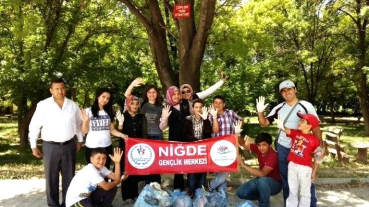 Çevre Koruma Haftası\'nda Gençler Çöp Topladı