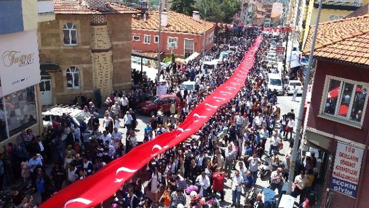 Demirci\'de Dev \'Mezuniyet Yürüyüşü\'
