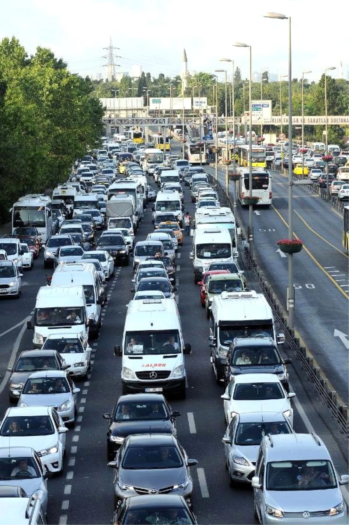 Tatilciler Yola Çıkınca, İstanbul Trafiği Kilitlendi