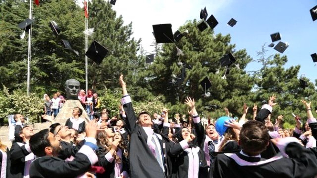Güzelyurt\'ta Mezuniyet Sevinci