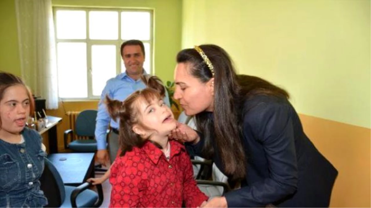 Hakkari\'de Başkandan Down Sendromlu Çocuklara Ziyaret