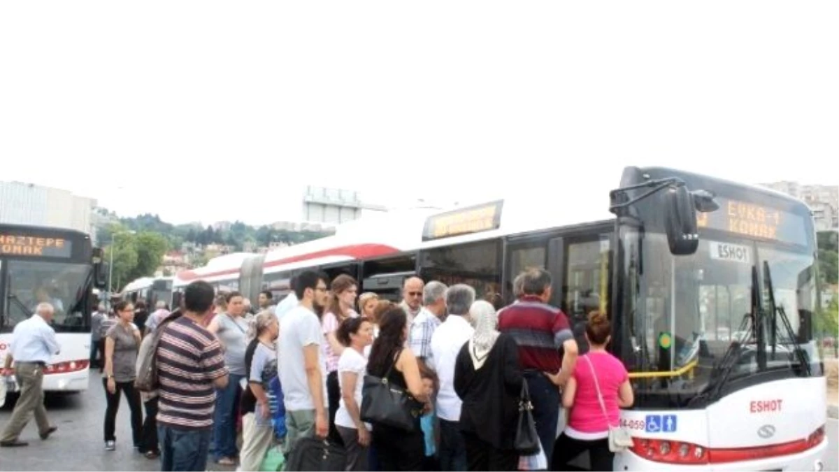 İzmir\'de 11 Yıl Sonra Kağıt Bilet Dönemi Başladı