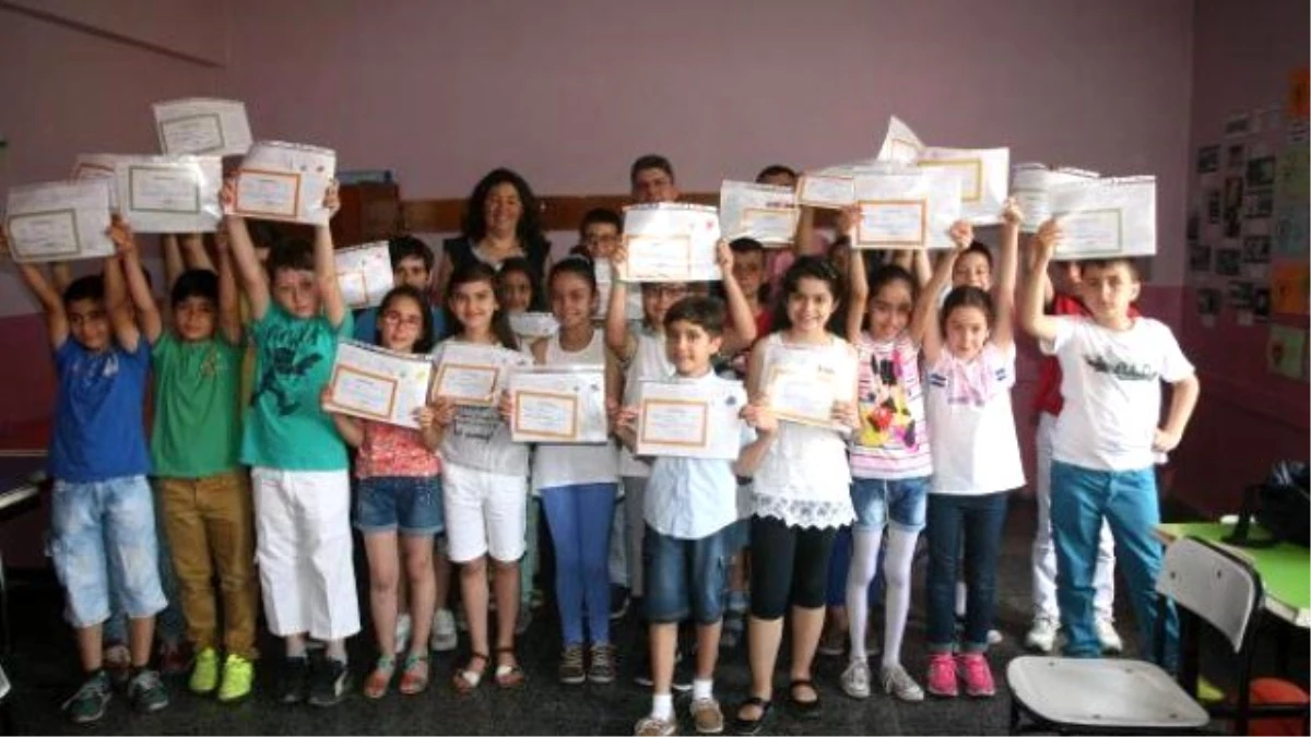 İzmir\'de Öğrenciler Karne Sevinci Yaşadı