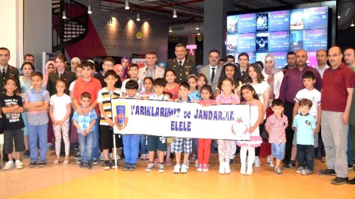 Jandarma ve Piazza İşbirliği Çocukların Yüzünü Güldürdü