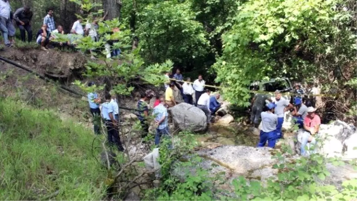 Kemer\'de Trafik Kazası: 1 Ölü, 1 Yaralı