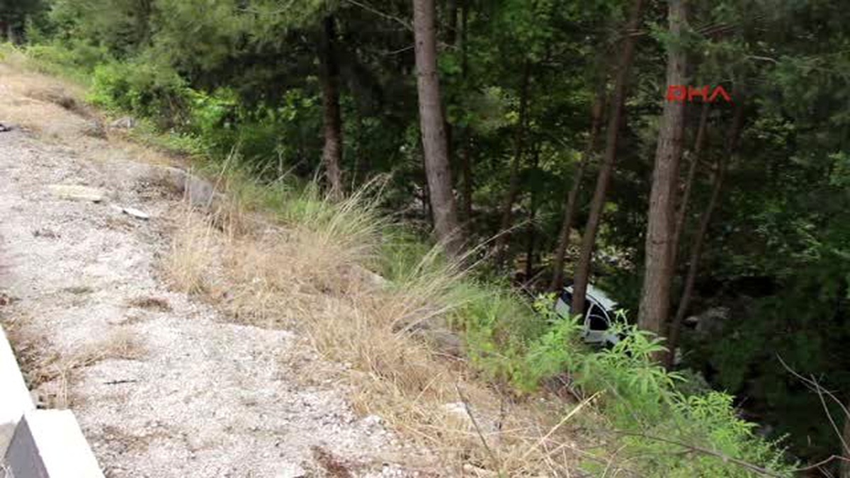 Kemer\'de Hafif Ticari Araç Uçuruma Yuvarlandı: 1 Ölü, 1 Yaralı