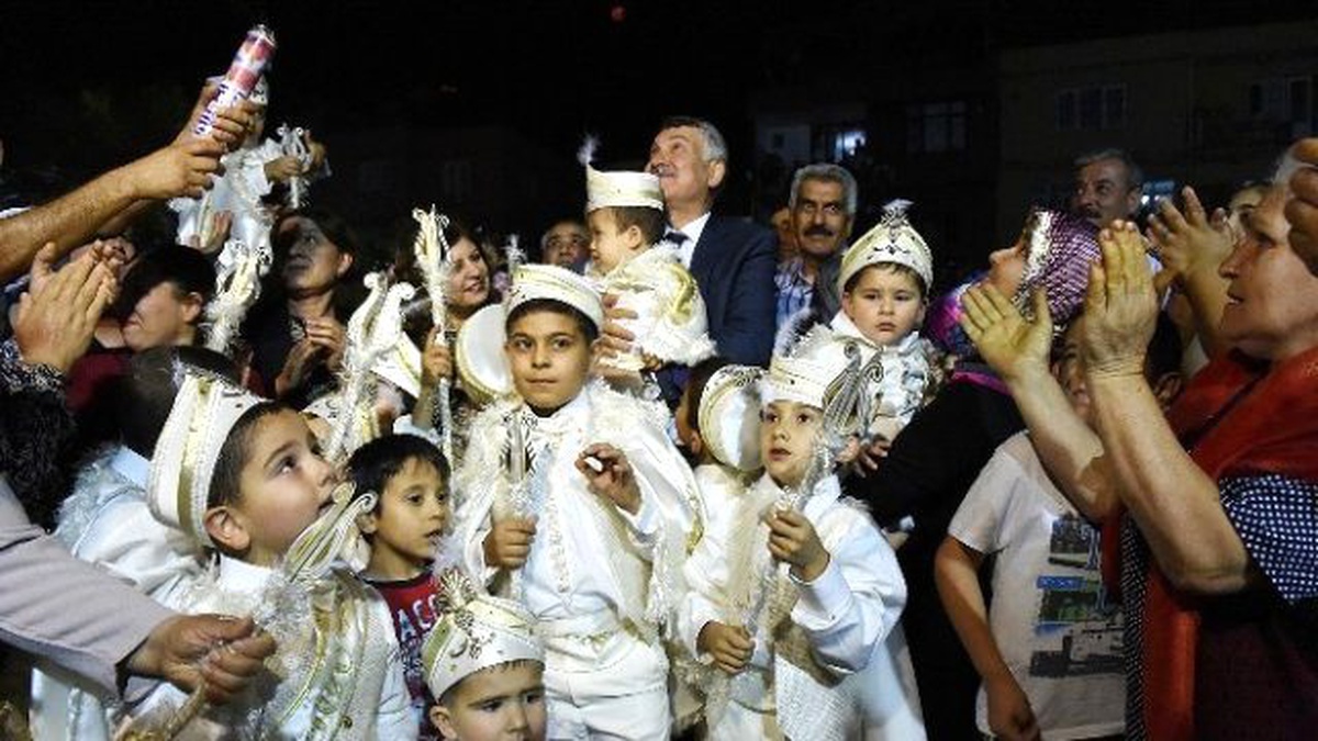 Muhtar ve Esnaftan \'İmece Usulü\' Sünnet Şöleni