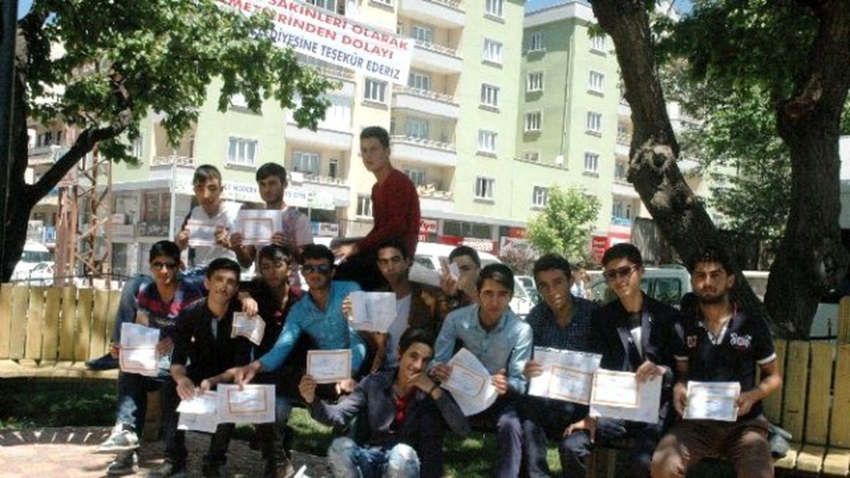 Notunu Beğenmeyen Öğrenci Karnesini Yırttı