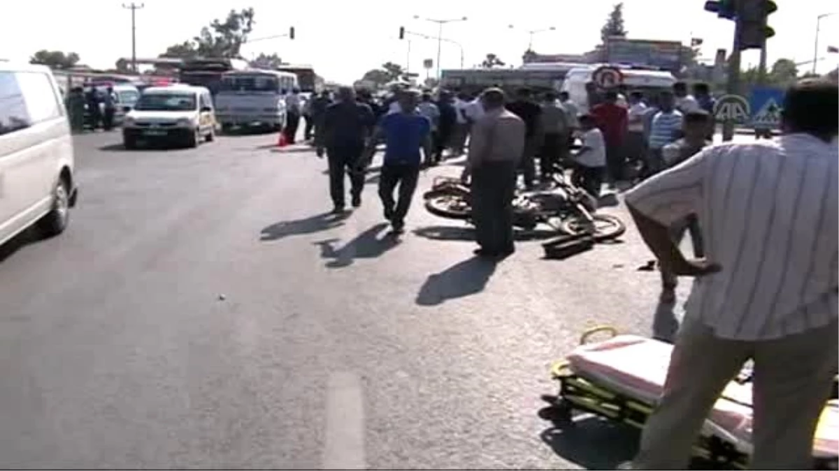 Otomobilin Çarptığı İki Motosikletli Yaralandı