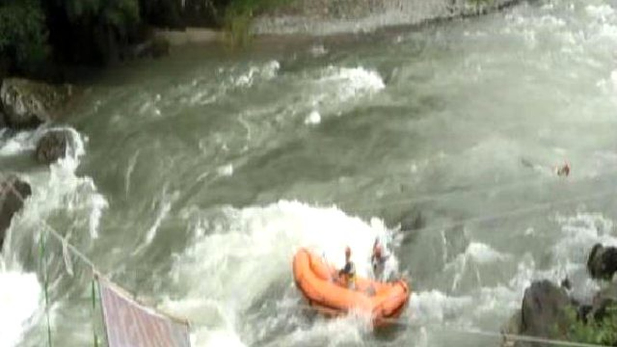Rafting Kupası\'nda İranlı Kadın Sporcular Tehlike Atlattı