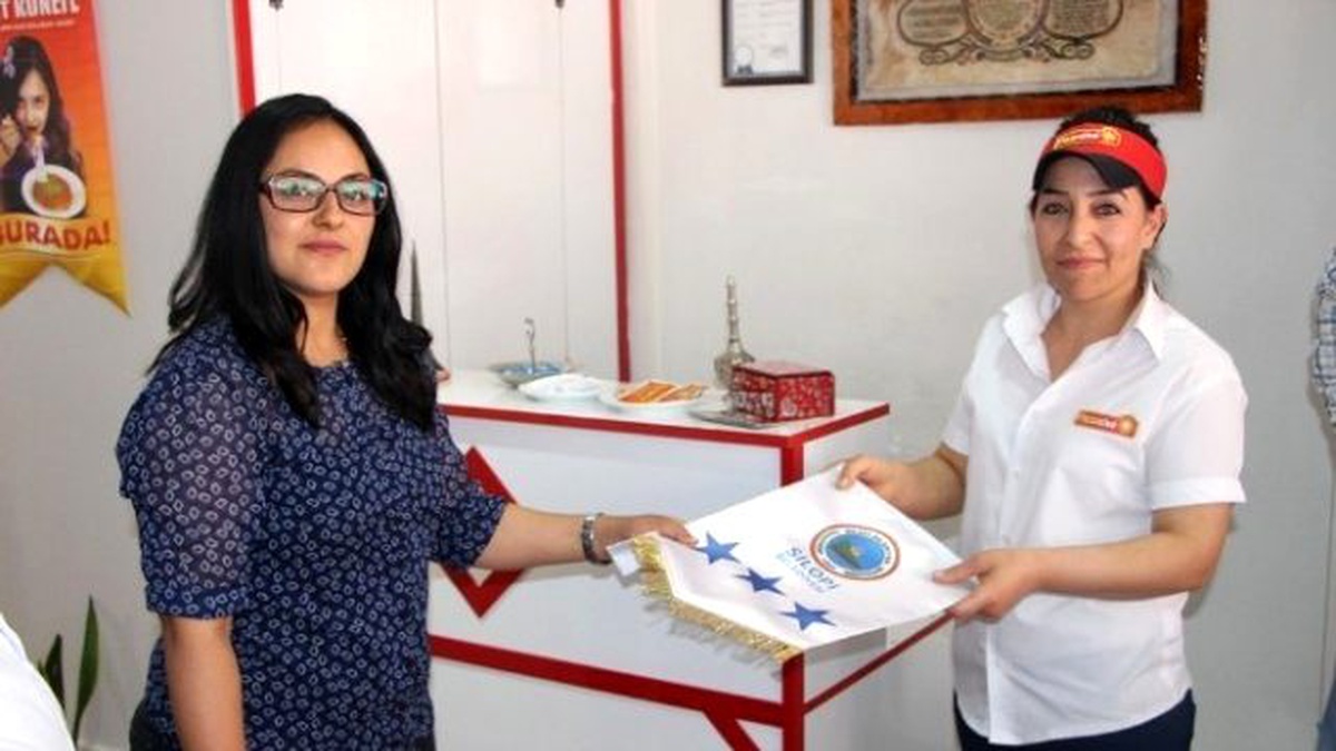 Silopi\'de İş Yerlerine Beyaz Bayrak Verildi