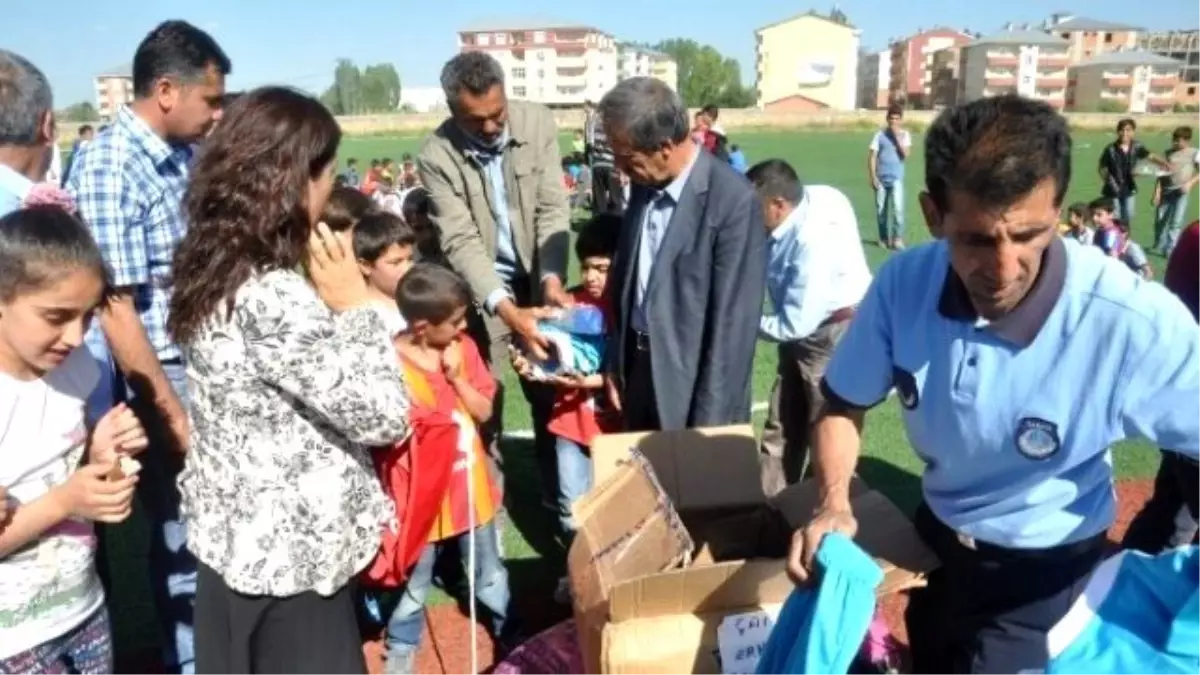 Turnuvaya Katılacak Çocuklara Spor Malzemesi Dağıtıldı