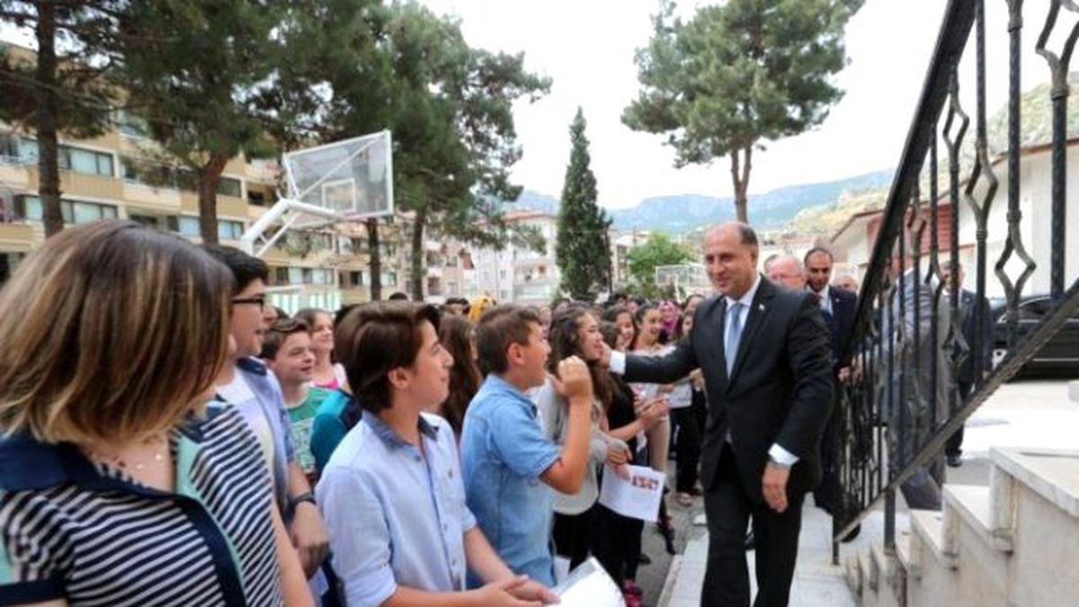 Vali Çomaktekin Karne Dağıttı