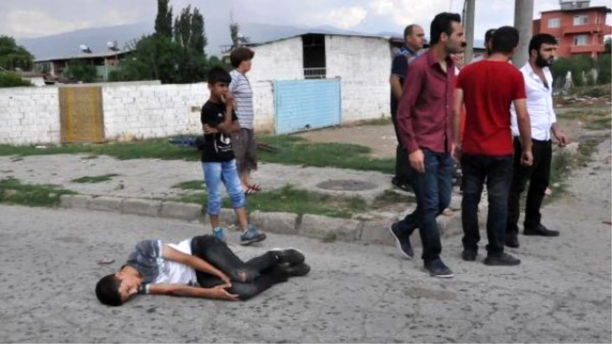 Aydın\'da 2 Motosiklet Aynı Anda Otomobile Çarptı: 6 Yaralı