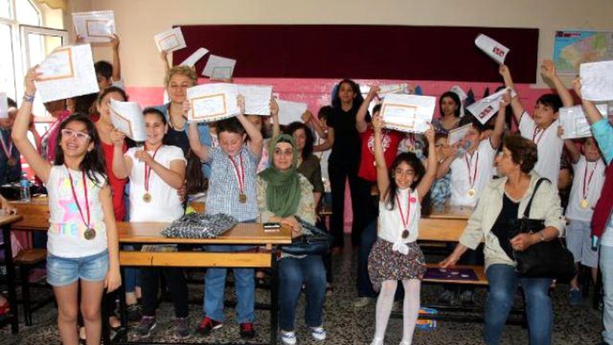 Zonguldak\'ta Öğrencilerin Karne Sevinci