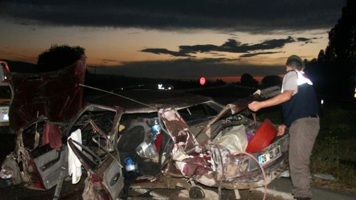 Afyonkarahisar\'da Trafik Kazası: 2 Ağır Yaralı