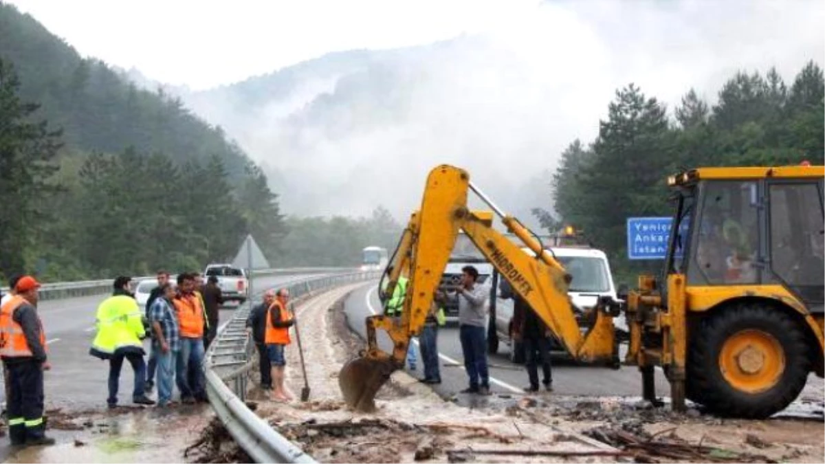 Bolu\'da Sel Suyu Yolu Ulaşıma Kapattı