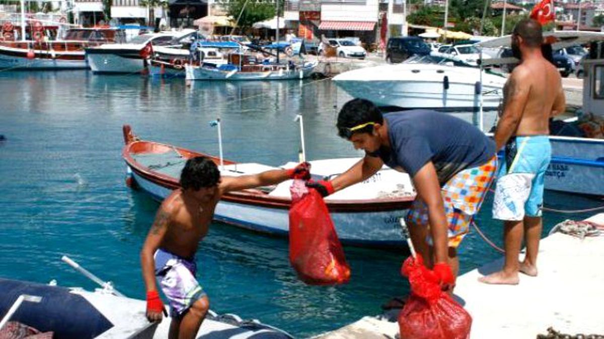 Muğla'da Denizden İki Traktör Dolusu Çöp Çıktı