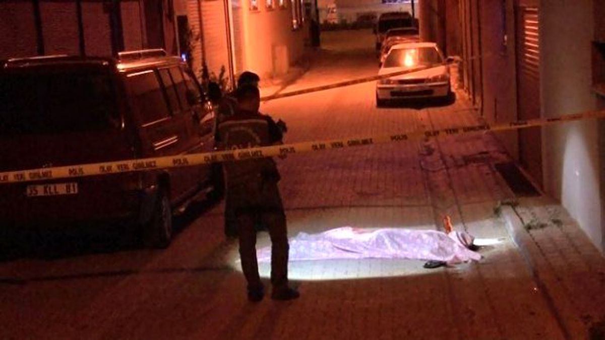 İzmir\'de Evin Balkonundan Düşerek Öldü