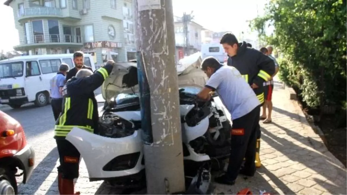 Fethiye\'de Otomobil Elektrik Direğine Çarptı: 1 Ölü