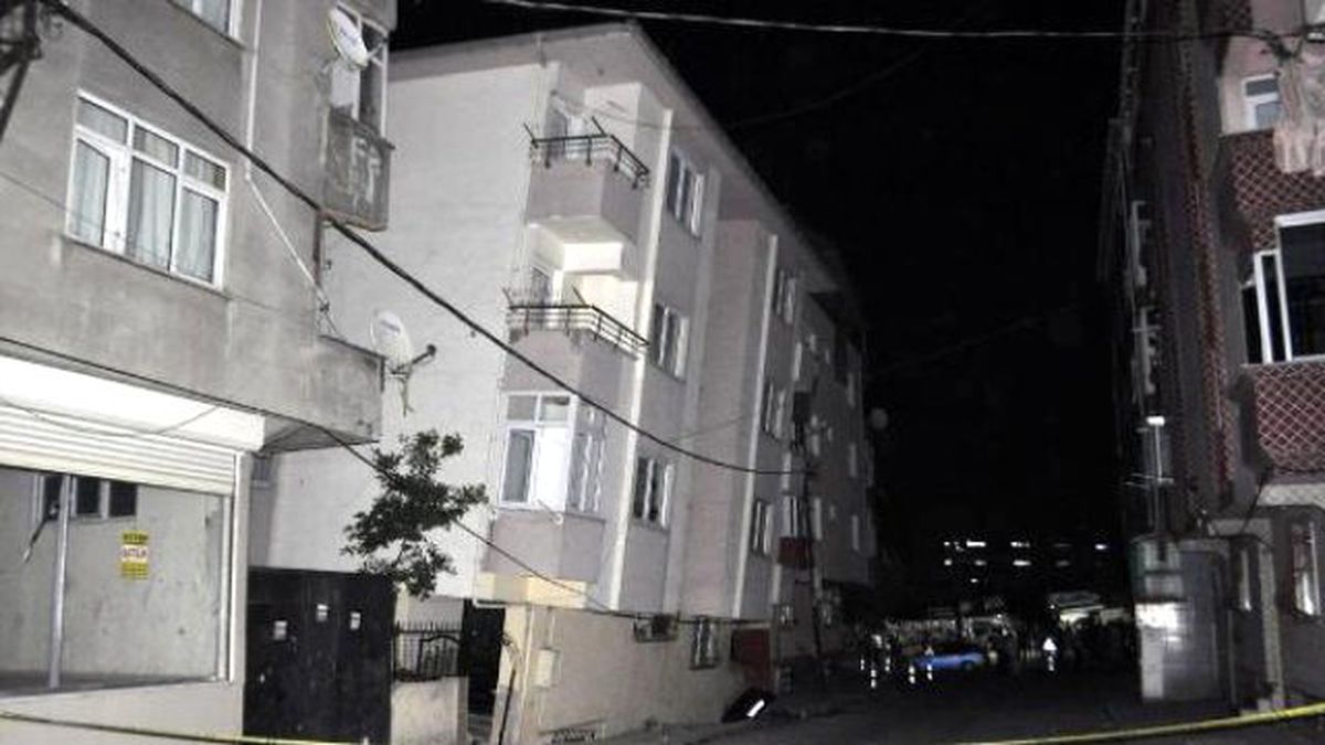 Gaziosmanpaşa\'da 5 Katlı Bina Yan Yattı