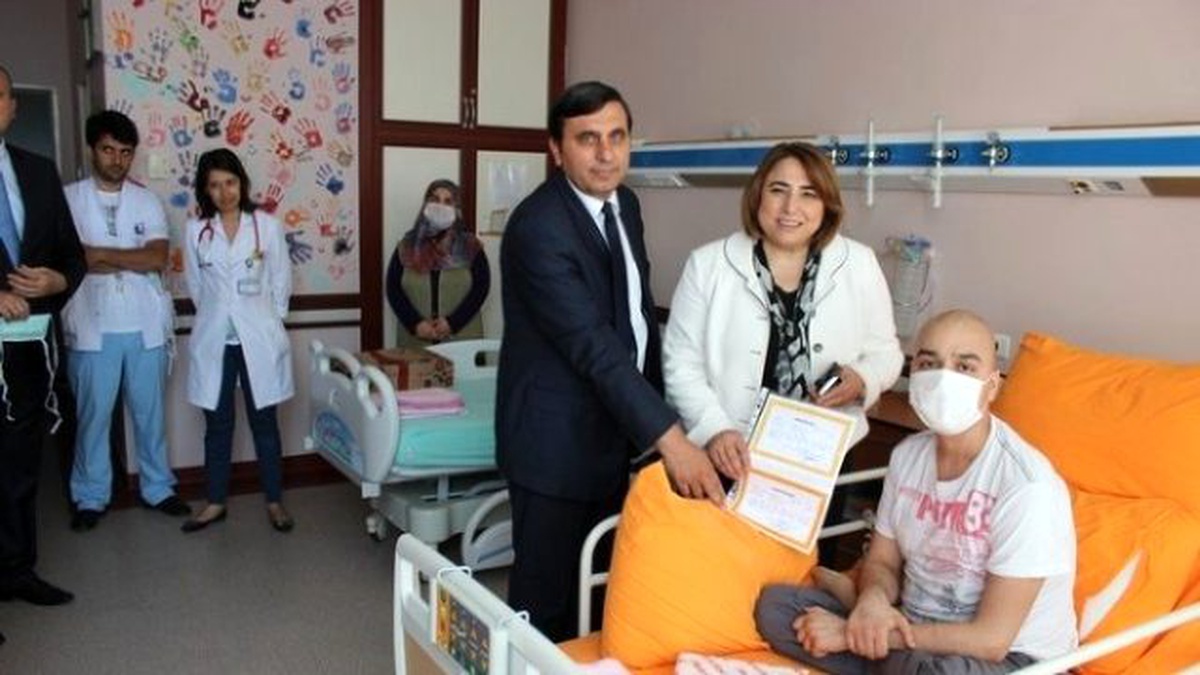 Hastanede Tedavi Gören Yunus Karnesini Milli Eğitim Müdürünün Elinden Aldı