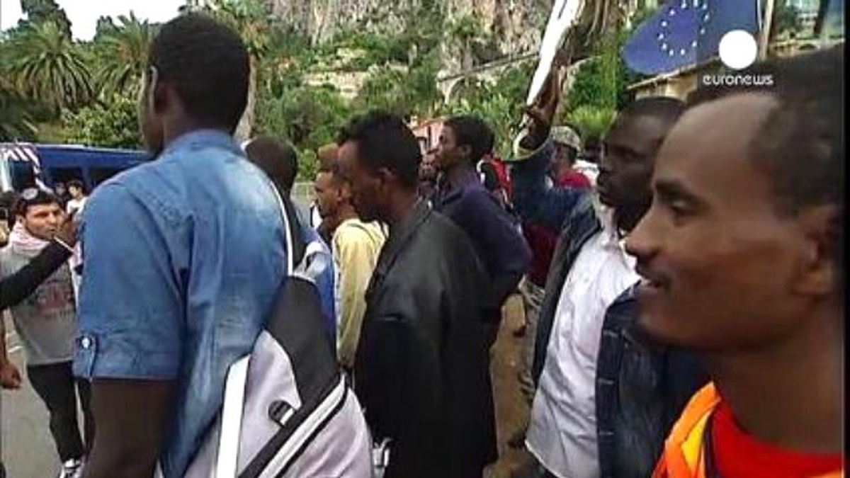 İtalya\'dan Fransa\'ya Geçişine İzin Verilmeyen Afrikalı Göçmenlerden Protesto Eylemi