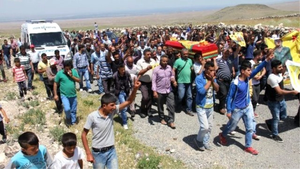 Kobani\'de Öldürülen Ypg\'li Kurtay Iğdır\'da Toprağa Verildi