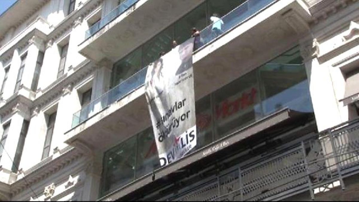 Liselilerden Avm\'de "Sınav Öldürüyor" Eylemi