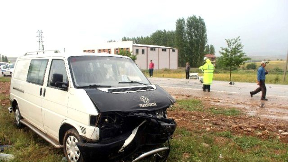 Konya\'da Minibüs Otomobille Çarpıştı: 1 Ölü, 3 Yaralı