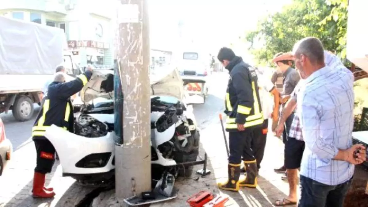 Otomobil Elektrik Direğine Çarptı: 1 Ölü