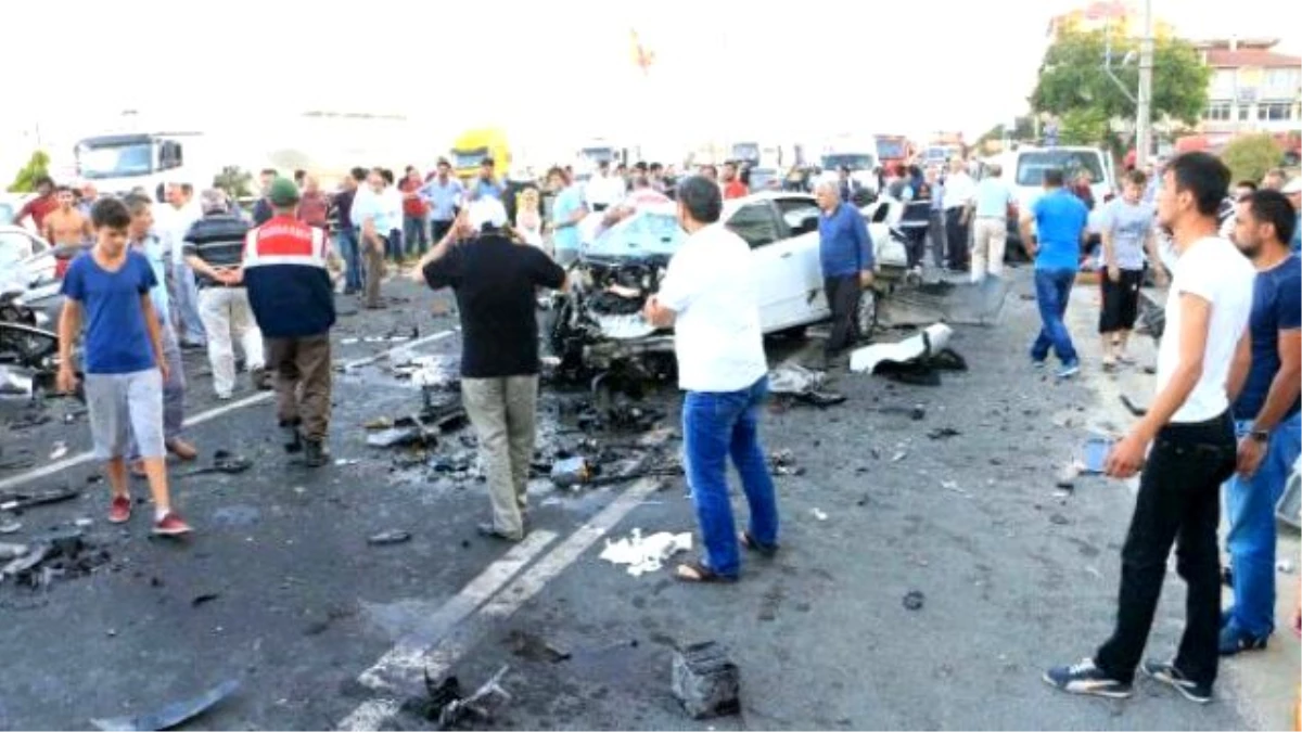 Otomobil Orta Refüjü Aşıp, Karşı Şeride Geçti: 3 Ölü, 9 Yaralı