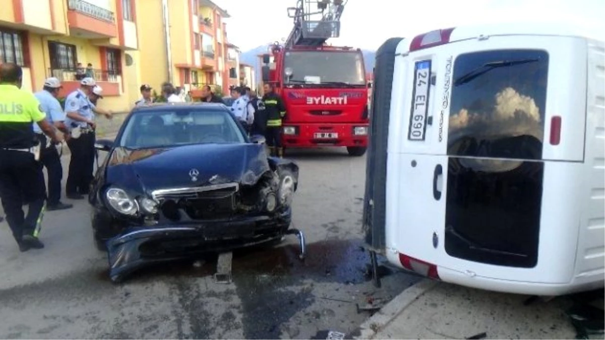 Erzincan\'da Otomobil, Polis Otosuna Çarptı: 3 Yaralı