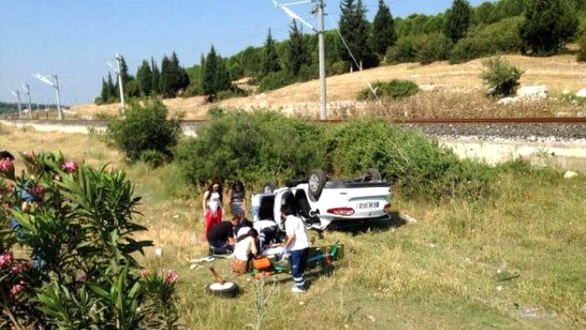 Otomobil Şarampole Yuvarlandı: 3 Yaralı