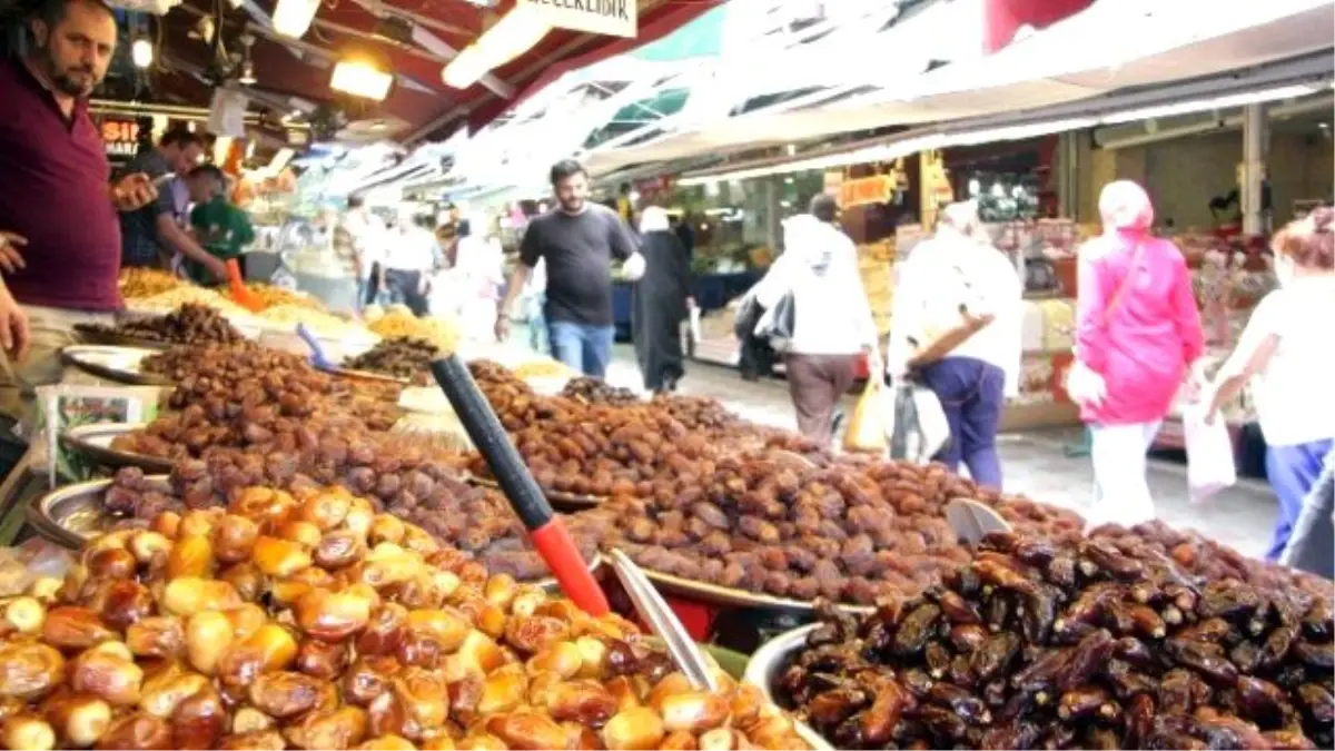 Ramazan Sofralarının Vazgeçilmez Lezzeti Hurma Tezgahları Süsledi