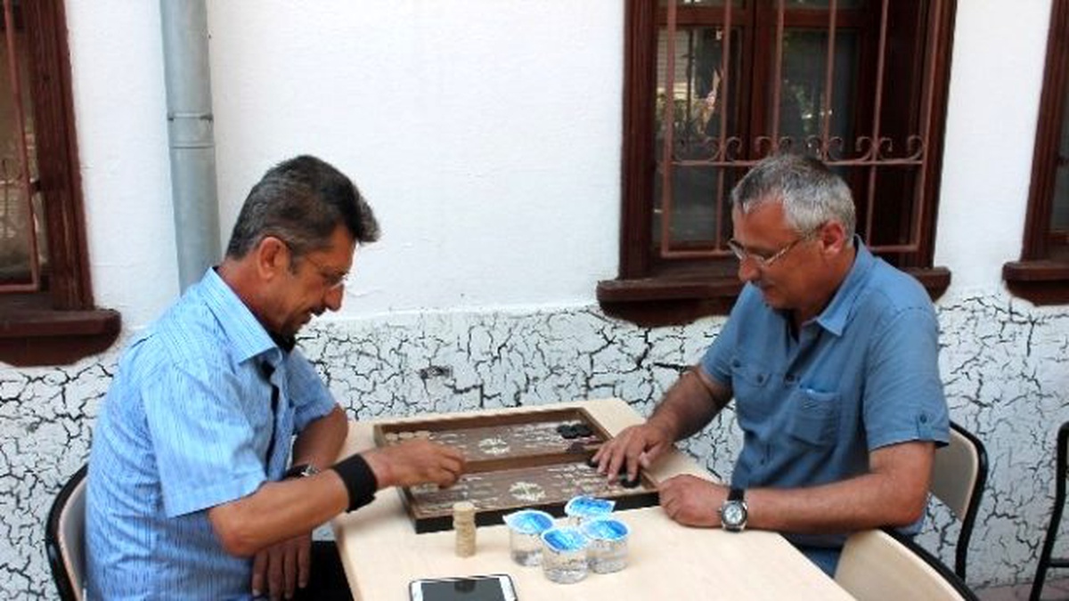 Tekirdağ Kiraz Festivalinin Geçen Seneki Tavla Şampiyonu Koltuğunu Bırakmadı