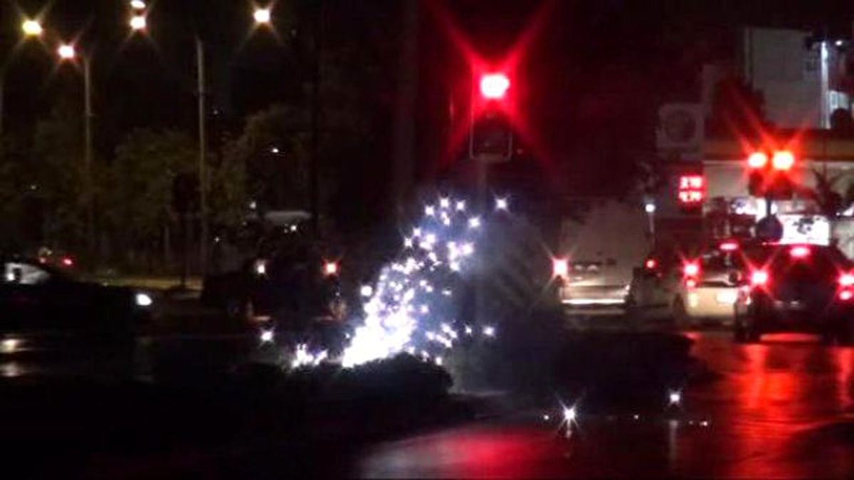 TIR Elektrik Tellerini Koparttı Gece Yarısı Cadde Gündüze Döndü