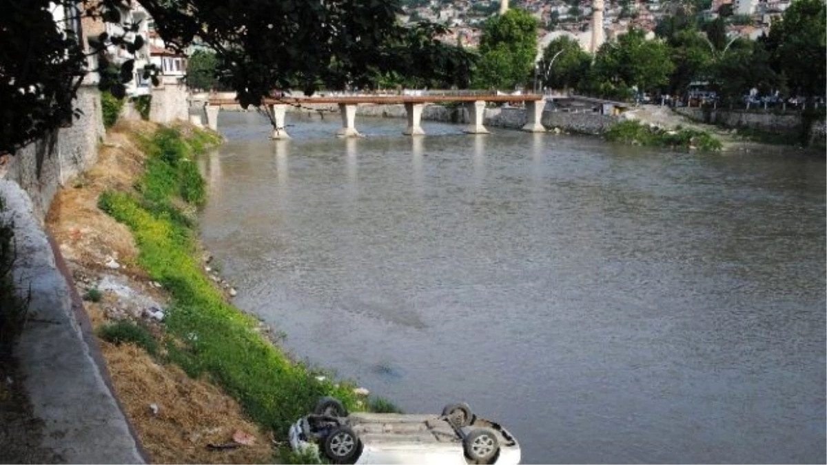 Amasya\'da Otomobil Irmağın Kenarına Uçtu