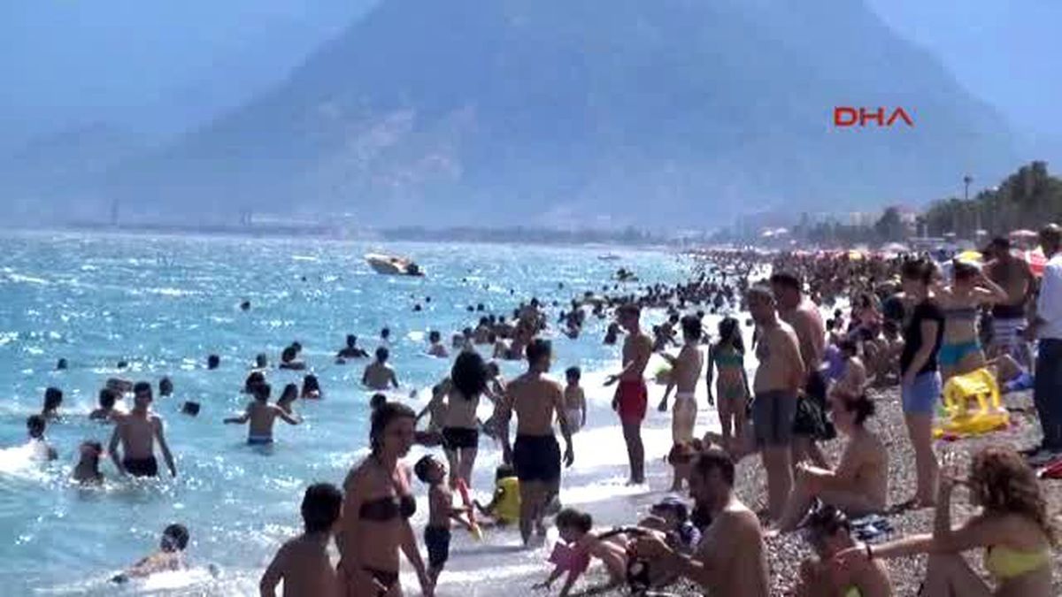 Antalya\'da Sıcaktan Bunalan Soluğu Denizde Aldı