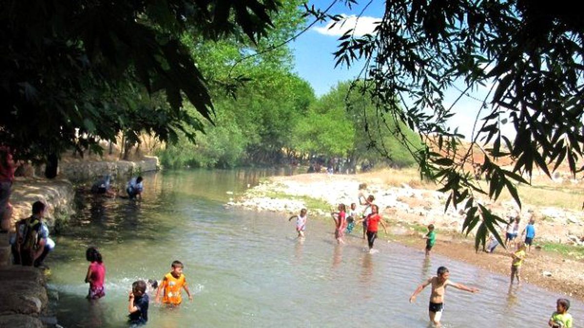 Aşırı Sıcaktan Bunalan Arabanlılar Ak Pınar Su Gözünde Serinledi