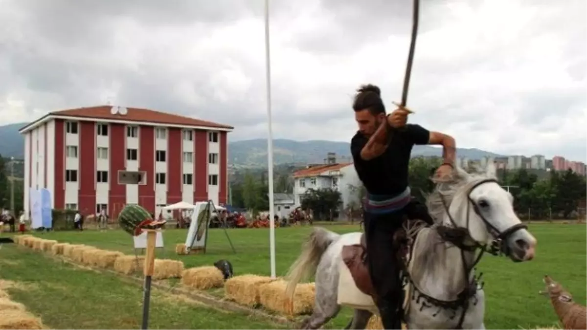 Atlı Okçular Kılıçla Karpuz Kesti