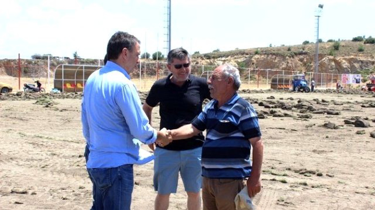 Ayvalık Belediyesi Tafil Türkan Stadının Zeminini Yeniliyor