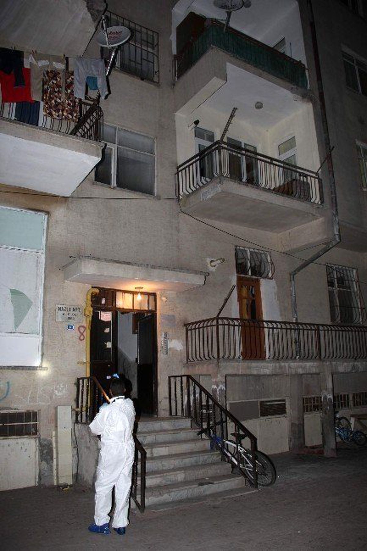 Balkondan Düşen Genç Kızın Yoğun Bakımda Tedavisi Sürüyor