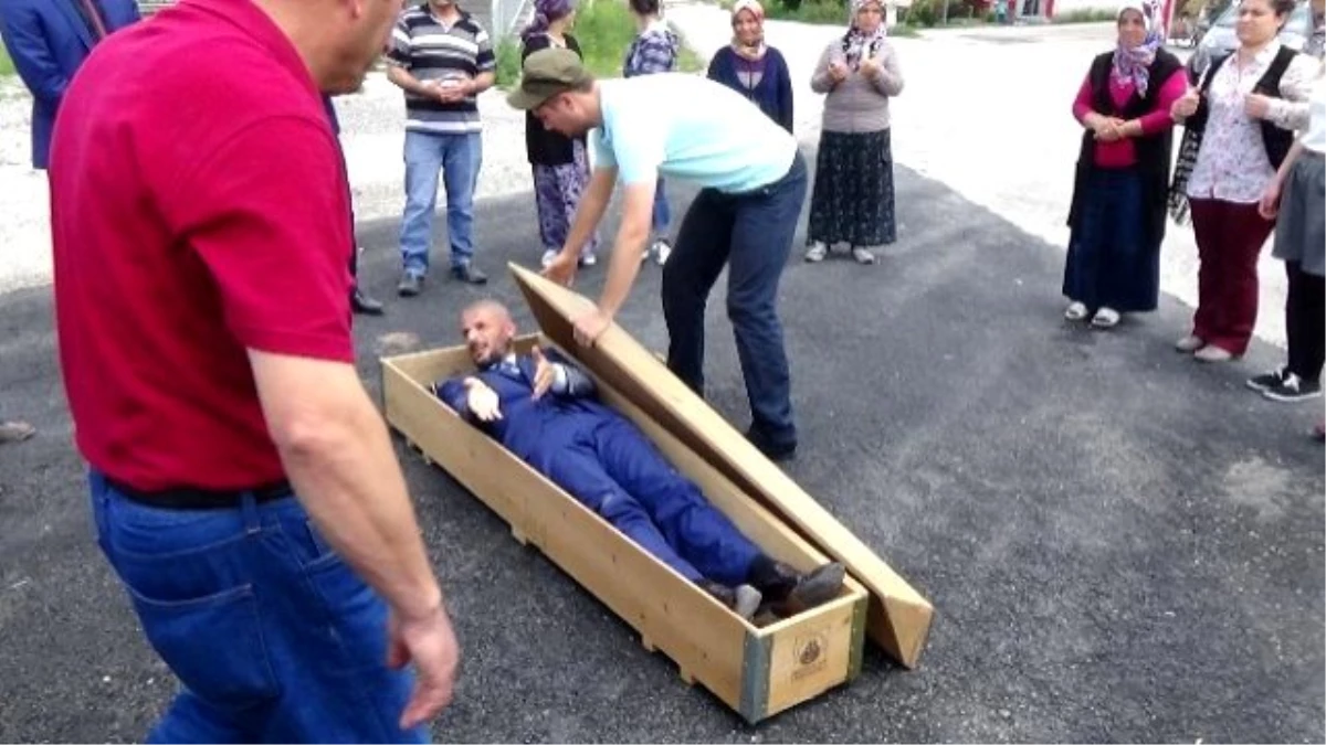 BBP Bolu İl Başkanı Mahmut Alan, Tabuta Girerek Eylem Yaptı