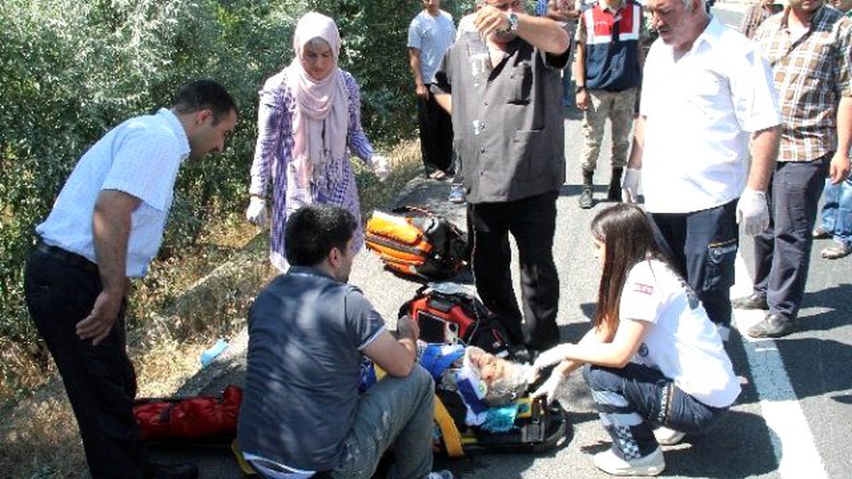 Elazığ\'da Otomobil Direğe Çarptı: 7 Yaralı