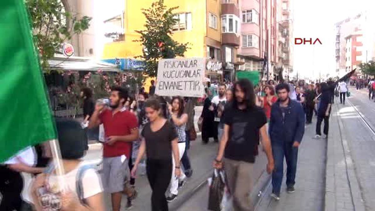 Eskişehir\'de Protestocu Hayvansever Kıza Tramvay Çarptı