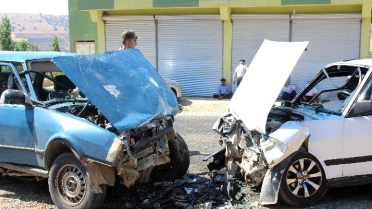 Gaziantep\'te İki Otomobil Kafa Kafaya Çarpıştı: 8 Yaralı